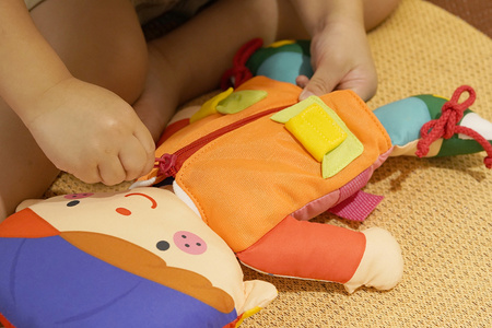 Training2s Zabawka Edukacyjna - Przytulanka/Lalka Do Ubierania - Dwustronna