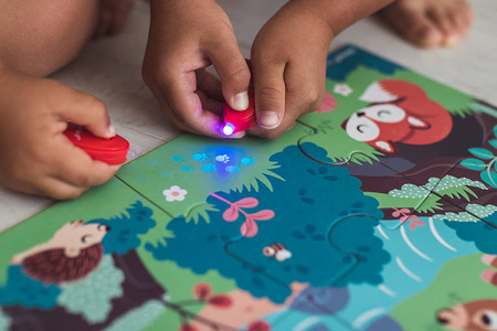 Janod Świecące puzzle z mini-lampką UV Las 24 elementy 3+