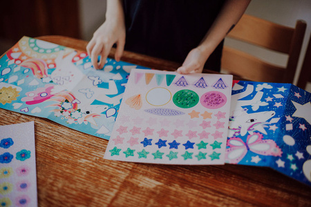 Mudpuppy Zestaw do wyklejania Naklejki holograficzne 200+ szt. z plakatem Magiczne jednorożce 4+