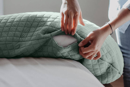 Beaba Ergonomiczna poduszka rogal dla kobiet w ciąży i karmiących Big Flopsy ™ Fleur de coton Sage Green