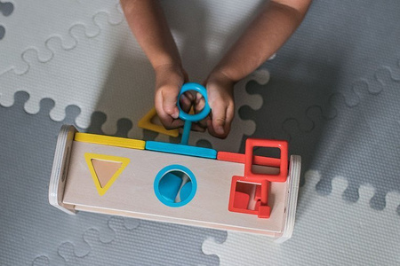 Janod Drewniany sorter z kluczykami Essentiel