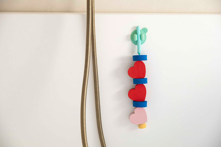 QUUT Klocki piankowe do nawlekania do kąpieli Beedi Hearts