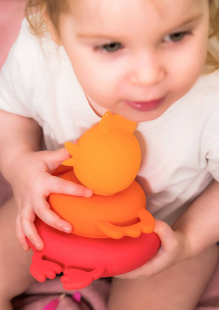 Lilliputiens Silikonowa piramida do kąpieli Kokoszka Paulette 12 m+