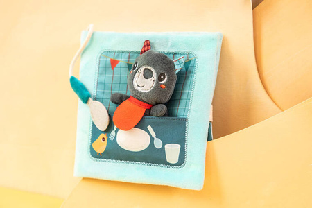 LILLIPUTIENS Książeczka aktywizująca z mini-przytulanką Smacznego! Wilk Louis 12 m+