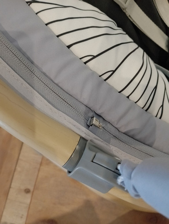 [OUTLET] Kinderkraft Lumi Wooden Leżaczek Bujaczek Elektryczny Bluetooth 