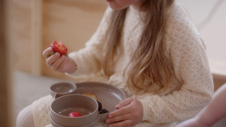 Dantoy TINY BIObased Zestaw naczyń Dinnertime Mokka