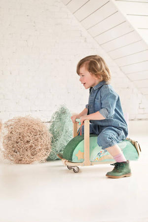 LILLIPUTIENS Drewniany jeździk 2 w 1 z miękkim siedziskiem i torebką Smok Joe 12 m+