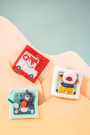 LILLIPUTIENS Książeczka aktywizująca z mini-przytulanką Smacznego! Wilk Louis 12 m+