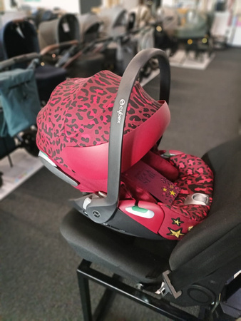 [OUTLET] Cybex Cloud Z2 i-Size Fotelik Samochodowy 0-13 kg Rockstar Rosenrot Red by Alec Voelkel